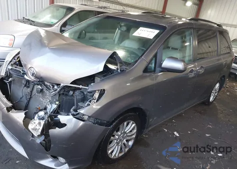 2015 Toyota Sienna Xle 8 Passenger z USA, uszkodzony, nr VIN 5TDYK3DC0FS645224